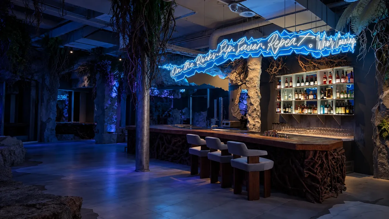 Готовая барная зона HookahPlace KAOS с вертикальными формами и неоновой вывеской