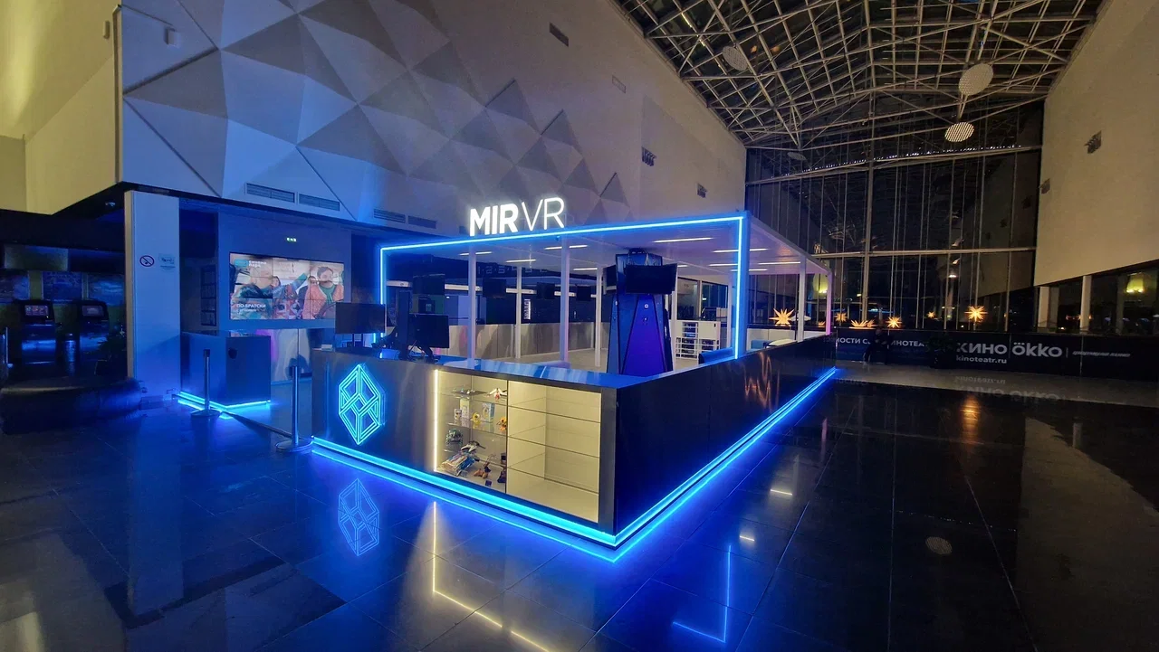 Готовый павильон MIR VR с синей подсветкой в торговом комплексе